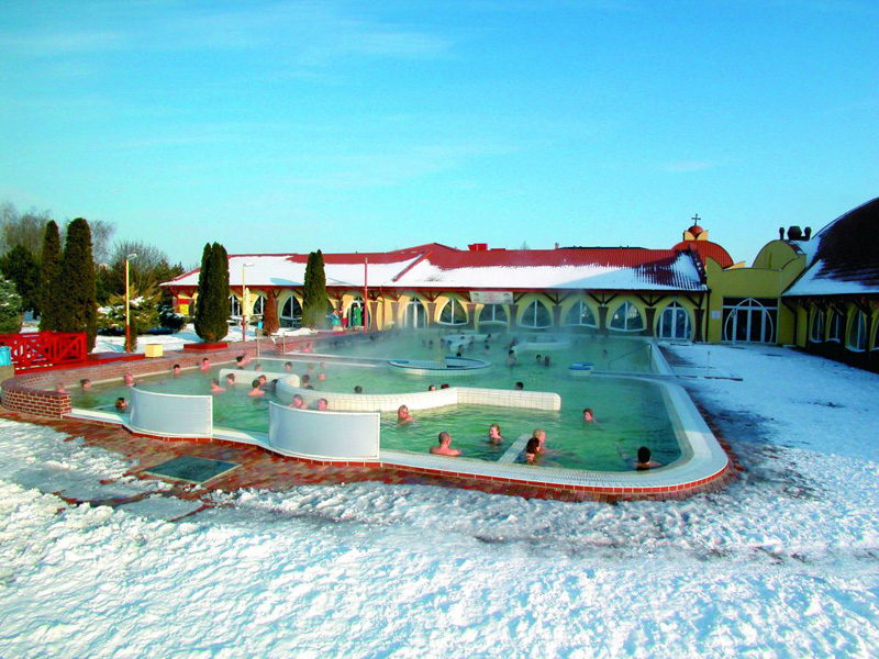 Polokrytý sedací bazén, Foto:thermalcorvinus.sk