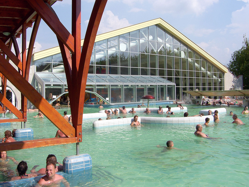 Rekreační bazén s hydromasážemi a vodopády, Foto:thermalcorvinus.sk